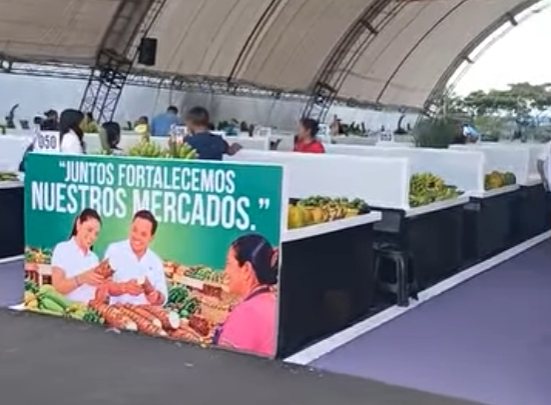 Banner «Juntos fortalecemos nuestros mercados» con Karol Barona en el mercado de Puyo