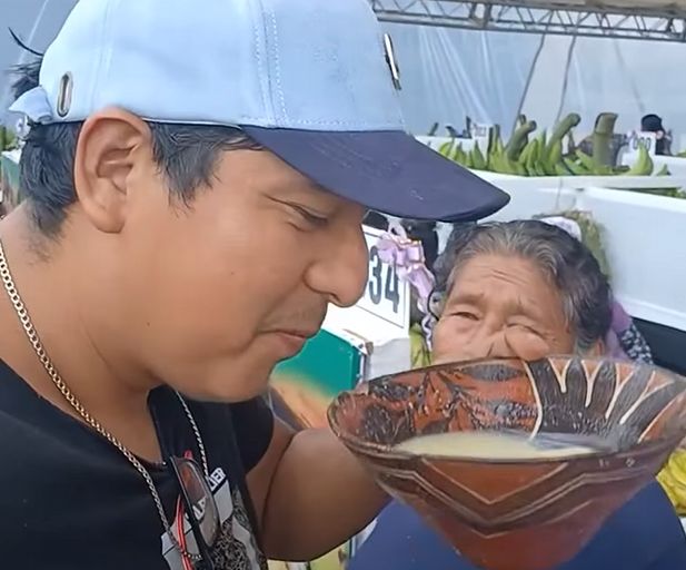 Degustación de masato, bebida típica, en el mercado