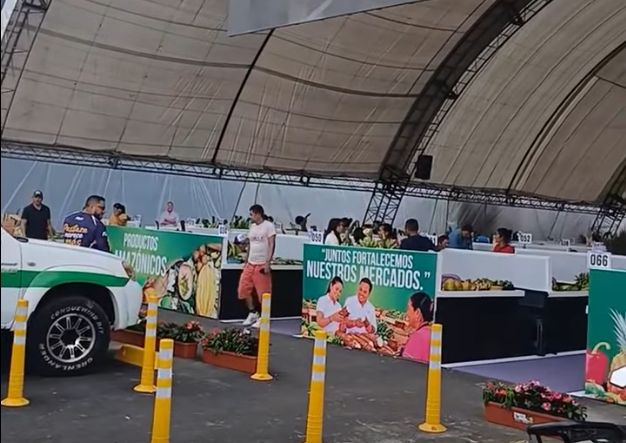 Vista interior del mercado con banner «Juntos fortalecemos nuestros mercados»